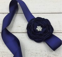 Satinbælte bredt med stor blomst med perler, navy